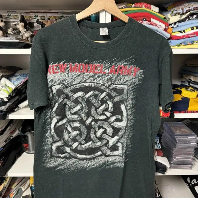 Band Tee Faded 90S - Camiseta Preta Vintage Desbotada da Banda